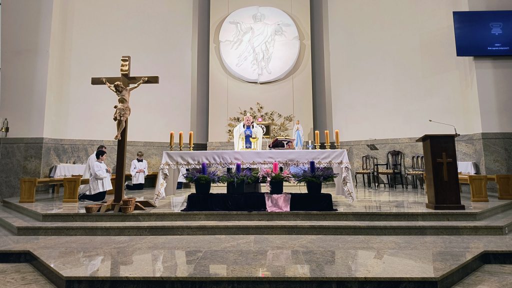 W ostatnim miesiącu przy naszym kościele wykonano kolejne ważne prace remontowe i konserwacyjne. Łączna wartość prac przy oknach, drzwiach, dachu i zabezpieczeniach wynosi około 162 000 zł.