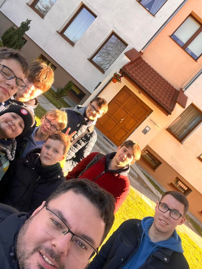 Ministranci i lektorzy na cmentarzu – Zaduszki 2024