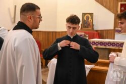 Przyjęcie sutanny przez Mikołaja Wiśniewskiego – 07.12.2025 – Parafia Najświętszej Eucharystii w Łodzi