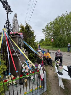 Pielgrzymka do kapliczki na Lublinku – Parafia Najświętszej Eucharystii w Łodzi