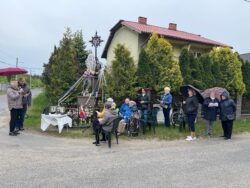 Pielgrzymka do kapliczki na Lublinku – Parafia Najświętszej Eucharystii w Łodzi