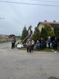 Pielgrzymka do kapliczki na Lublinku – Parafia Najświętszej Eucharystii w Łodzi