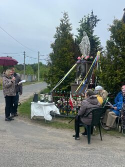 Pielgrzymka do kapliczki na Lublinku – Parafia Najświętszej Eucharystii w Łodzi
