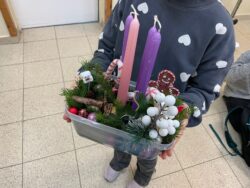 Warsztaty tworzenia wieńców adwentowych – 2025 – Parafia Najświętszej Eucharystii w Łodzi