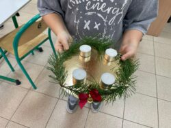 Warsztaty tworzenia wieńców adwentowych – 2025 – Parafia Najświętszej Eucharystii w Łodzi